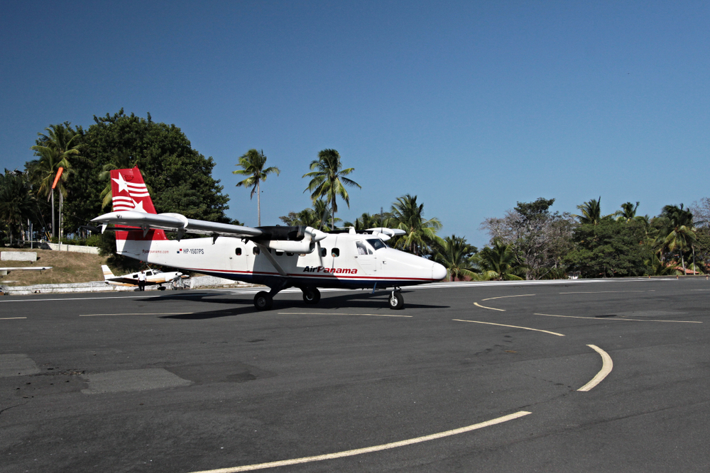 Avioneta recién aterrizada en el aeropuerto de Contadora