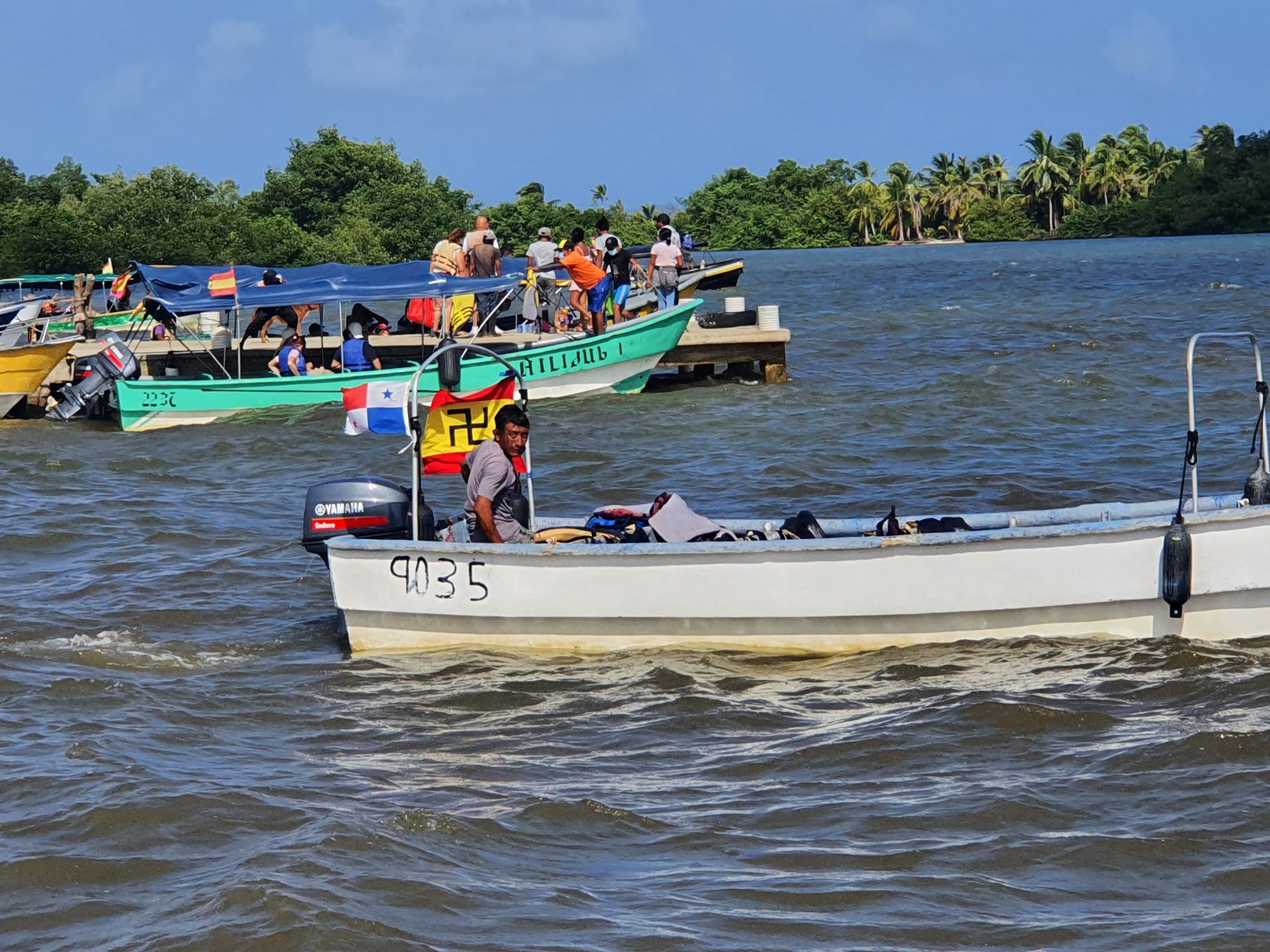 Embarcaciones Kunas esperando a los turistas en el puerto de Kuna Yala