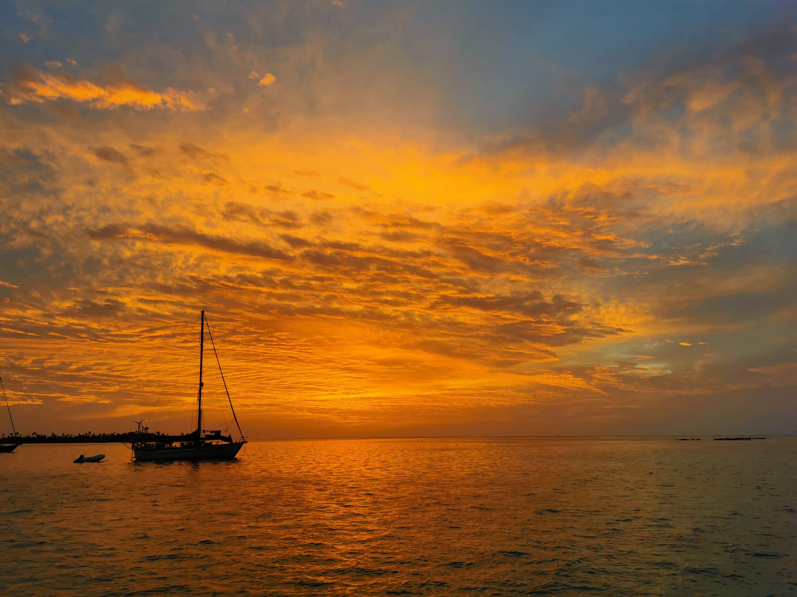 Puesta de sol desde un velero en Cayos Holandeses