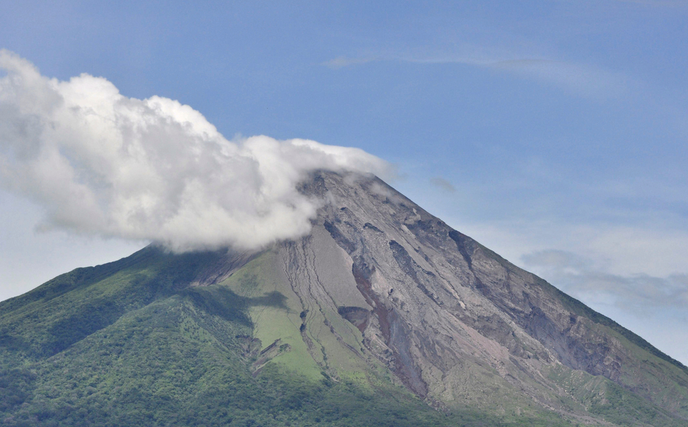 Humo sale del Volcán Concepción en Ometepe