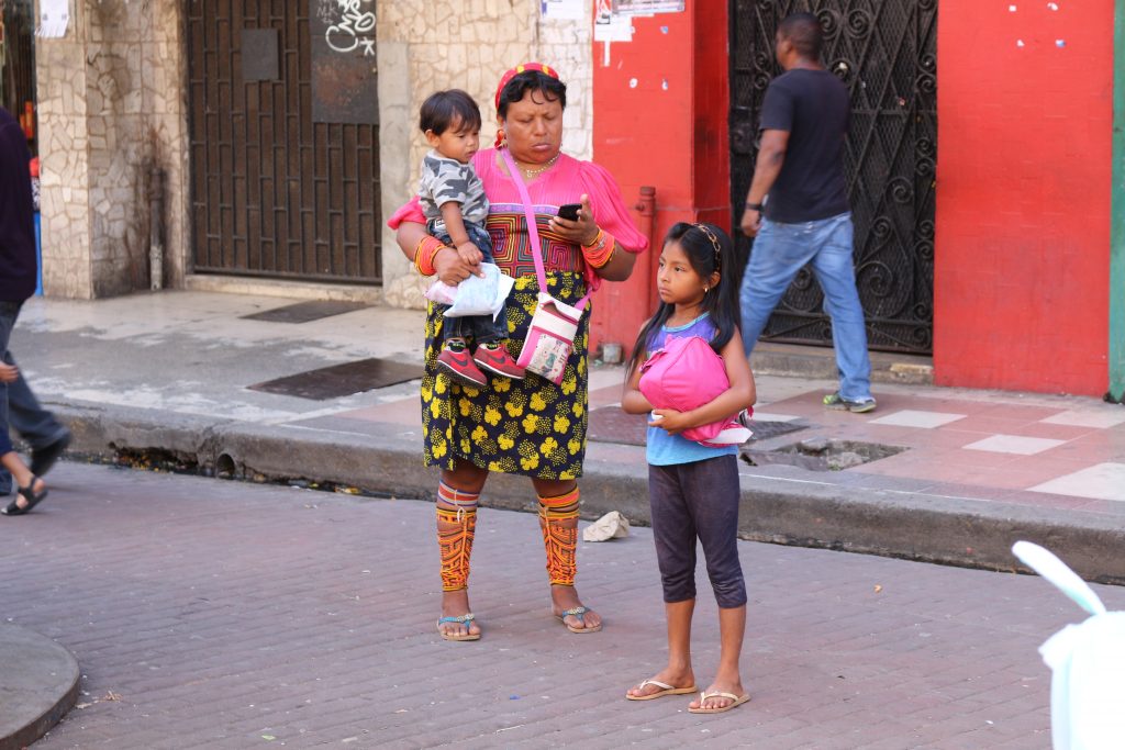 Señora kuna en la 5 de Mayo