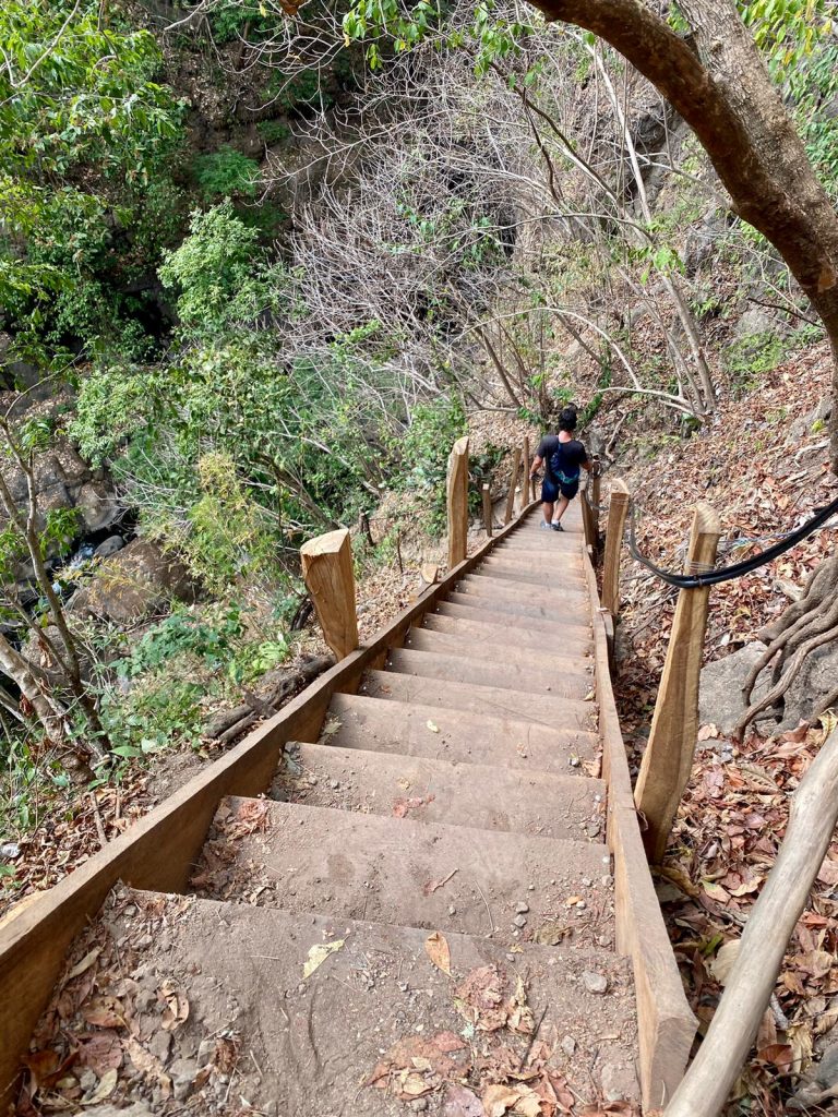 Escaleras para bajar a las Cascadas Tamanique
