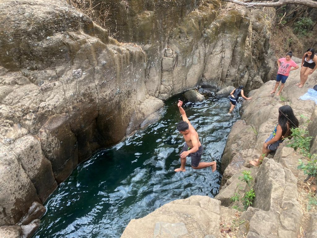 Locales saltando en las Cascadas Tamanique