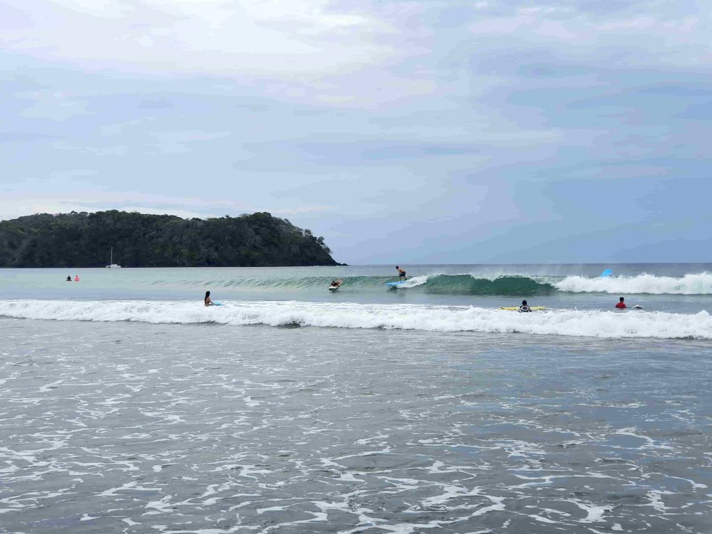 Surferos en Playa Venao, Panamá